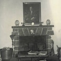 A fireplace with a portrait of Franklin Roosevelt above.